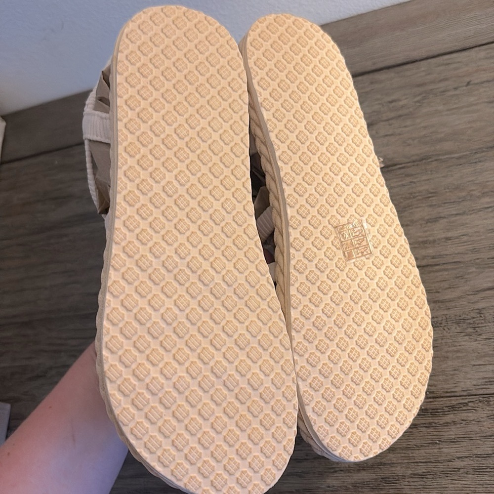 NEW Lot of 2x [SHEIN] Plush Slip-On Slippers & Gladiator Sandals Womens Sz 8/9 - Picture 13 of 14